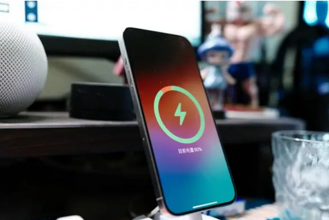 新郑苹果15换屏服务分享用什么充电器给iPhone15充电更好 